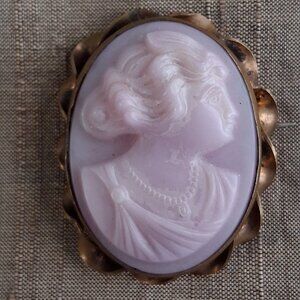 VINTAGE CARVED PINK CAMEO BROOCH